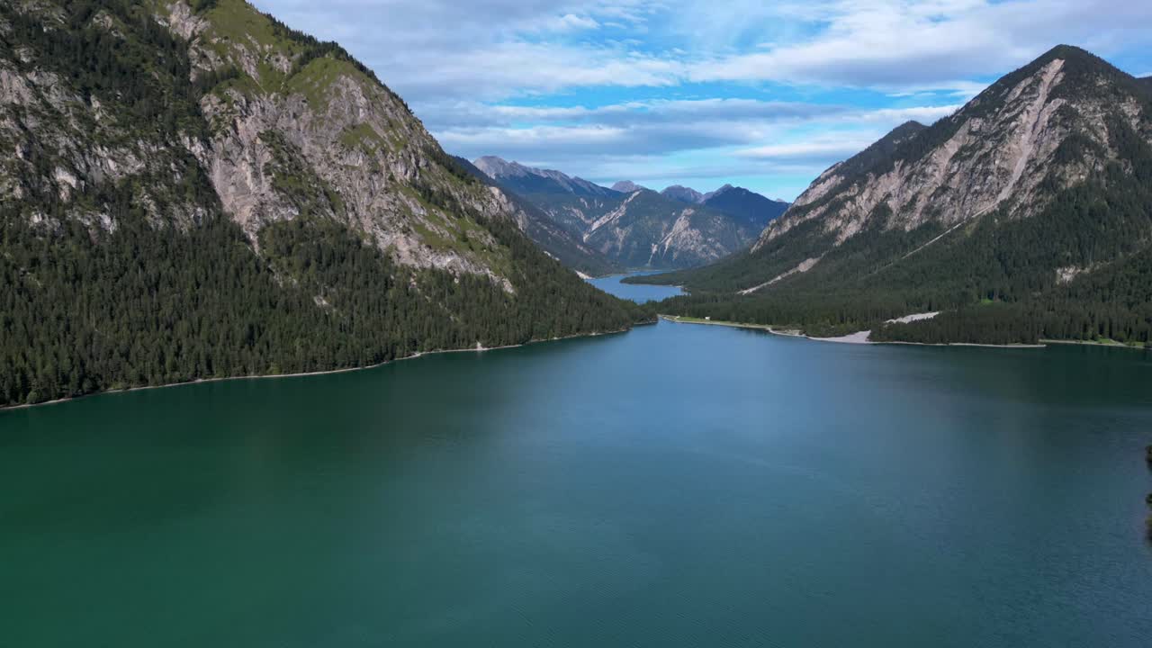 hiperlapso de drones con nubes moviéndose sobre montañas en