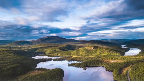 Hermoso-Valle,-Bosque-Denso,-Lagos-Con-Superficie-De-Espejo-Que-Refleja-Nubes