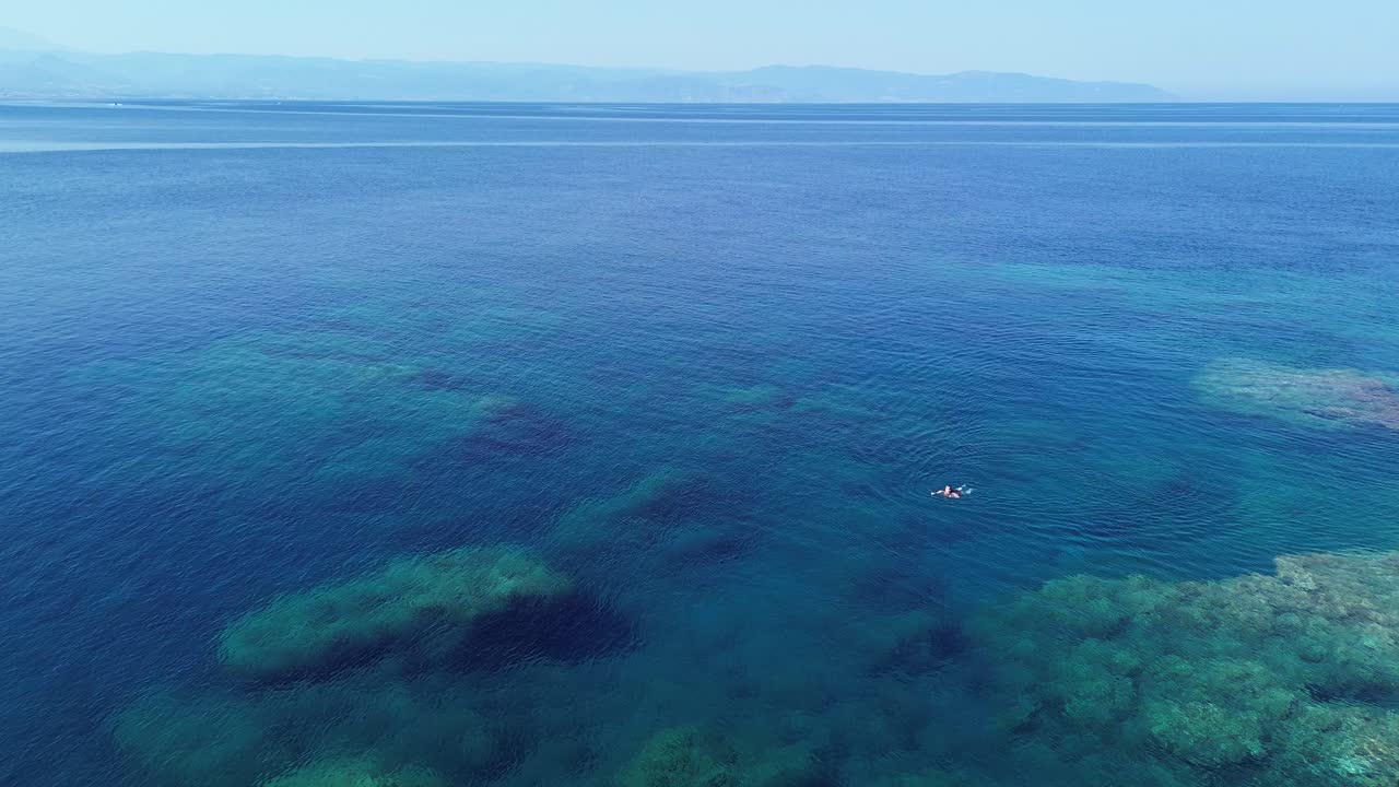 이것은 제 이야기입니다. 제가 드론을 조종할 때 저는 정말 살아있다고 느 ⁇ 니다.