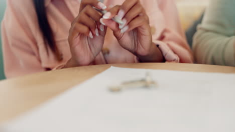 manos, firmar y pareja con llaves