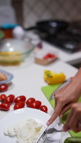 preparando una ensalada o sándwich fresco