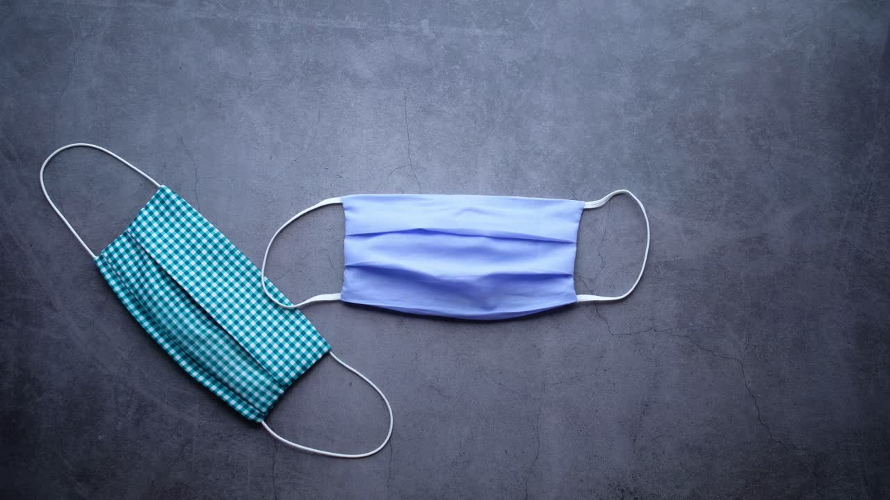 두 개의 다른 직물 얼굴 마스크