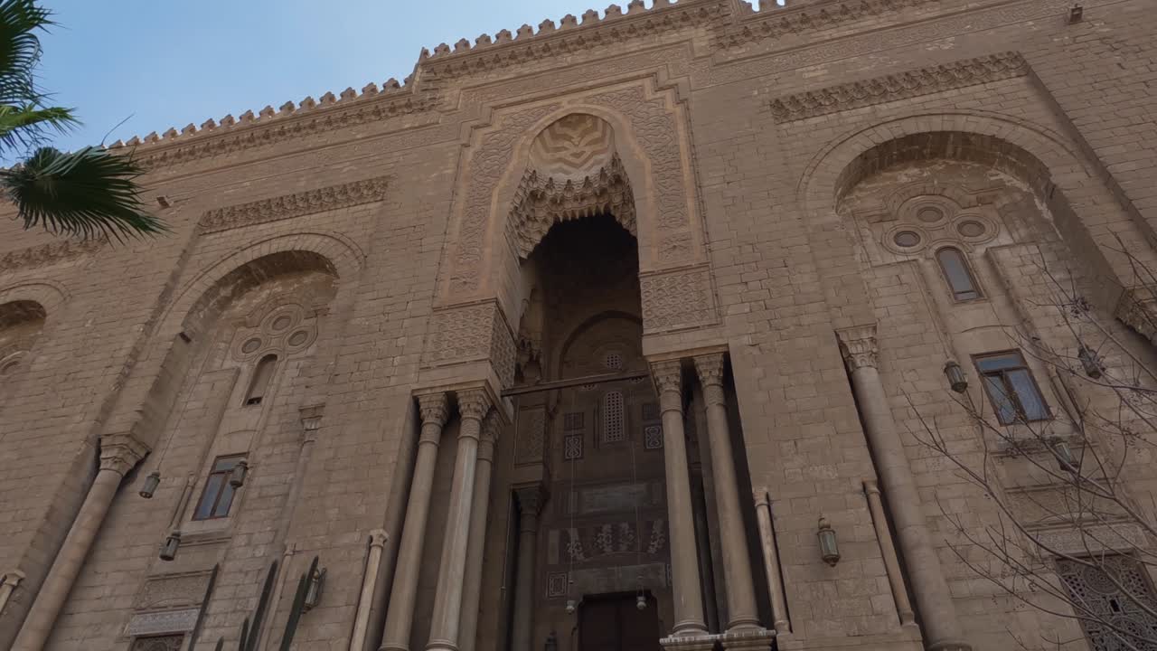 tilt down shot de la magnífica fachada de la mezquita de al-rifa'i, el cairo, egipto.