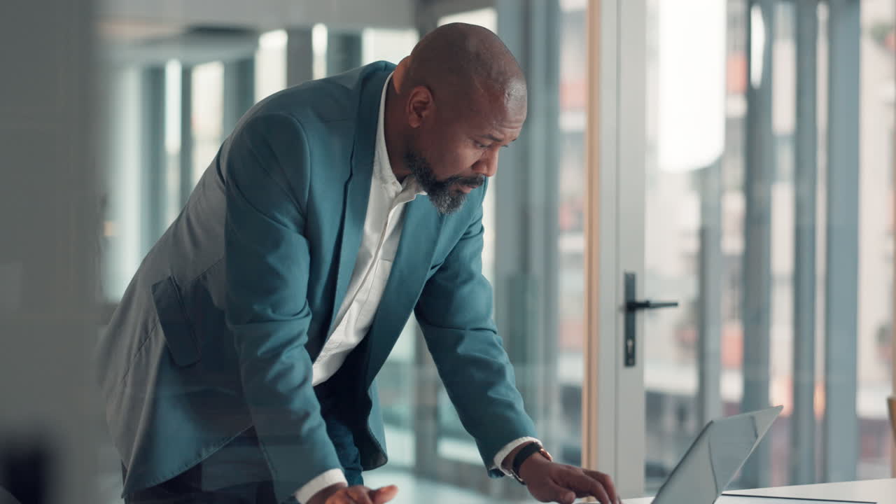 Homme d'affaires travaillant sur un ordinateur portable au bureau