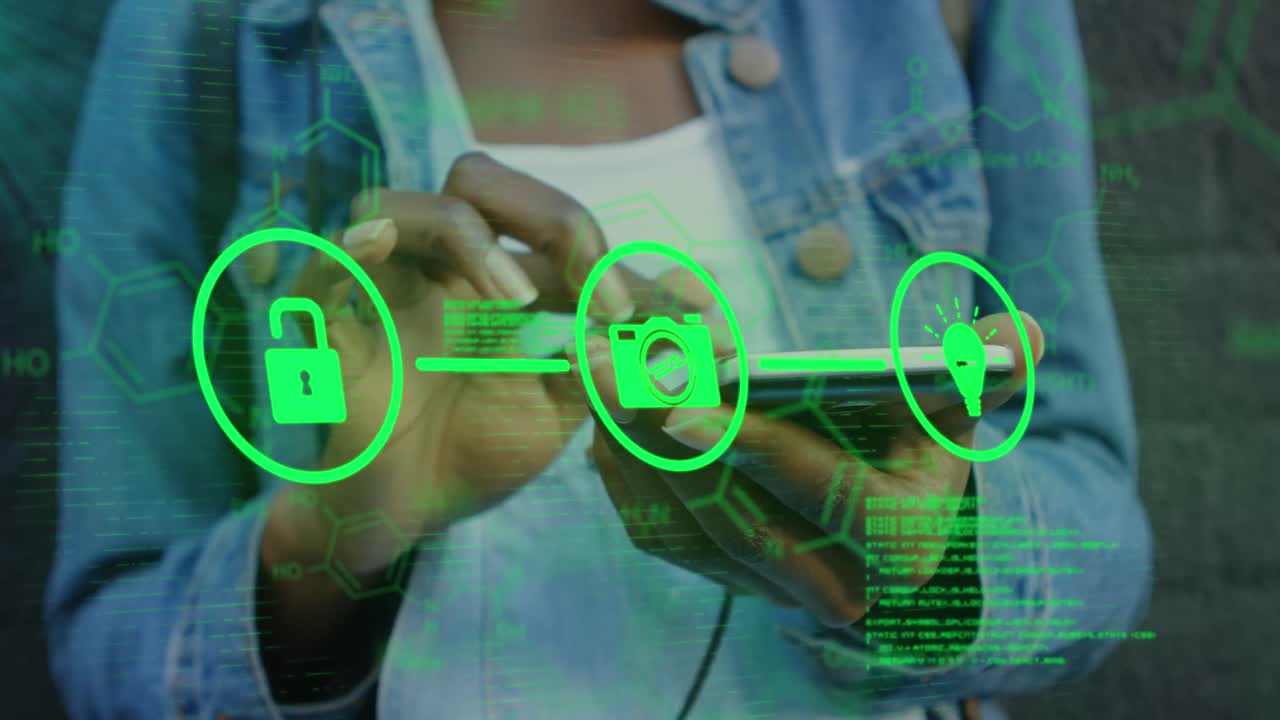 animación de iconos tecnológicos y datos sobre las manos de una mujer biracial que usa un teléfono inteligente