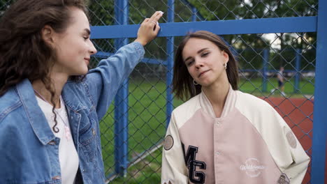 adolescentes hablando al aire libre