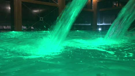 masajeadores bajo dos chorros de agua con iluminación subacuática multicolor