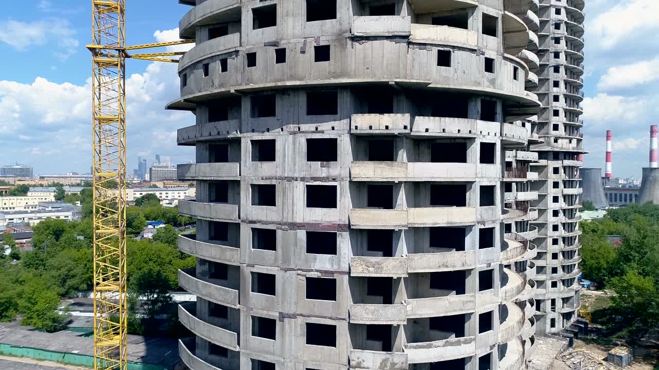 una vista detallada lenta de un bloque de torres sin ventanas sin terminar.