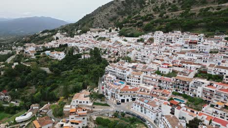 Cinematic-aerial-shot-of-traditional-Spanish-buildings-in-Mijas,-Spain