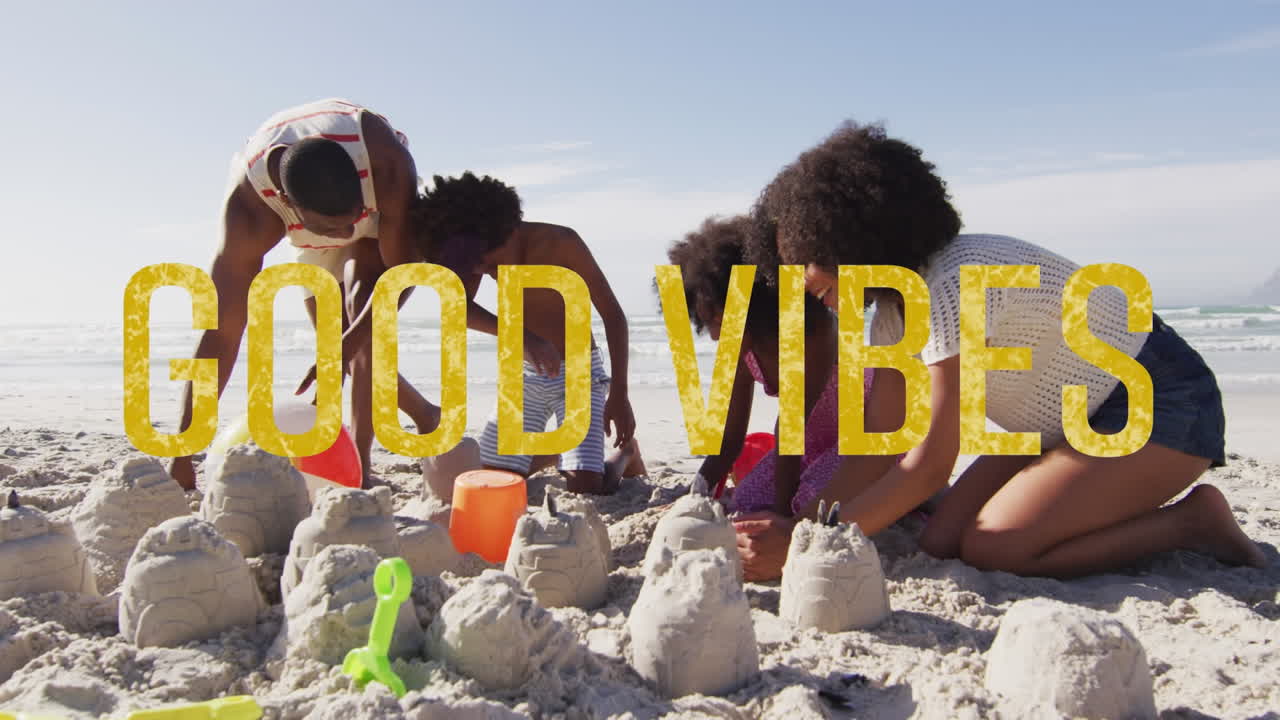 ビーチで遊んでいる笑顔のアフリカ系アメリカ人家族の上に「good vibes」テキストのアニメーション