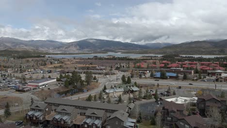 Vista-Panorámica-Aérea-Del-Distrito-Comercial-De-Frisco-Con-El-Lago-Dillon-En-La-Distancia