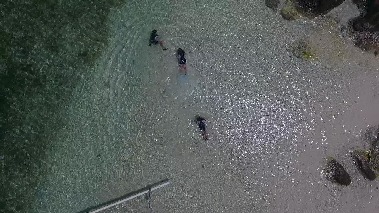 길리 케디스 섬, 웨스트 롬복, 인도네시아, 맑은 산호 바다 열대 낙원에서 지느러미와 마스크로 수영하는 공중 하향식 친구 스노클링