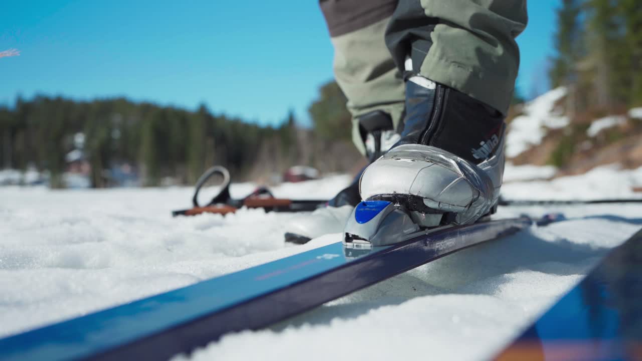 스키 선수 가 스키 바인딩 에 발 을  ⁇ 입 하는 것