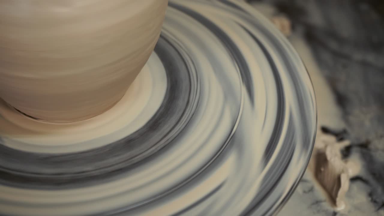 도자기는 진으로 잔을 만든다. 도자기는 도자기 바에 잔을 만들었다.