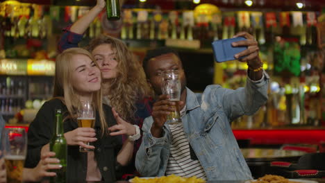 Amigos-Tomándose-Selfie-En-El-Bar-Restaurante-Bebiendo-Capuchino-Y.-Café-Irlandés---Gente-Divirtiéndose-Juntos-En-La-Cafetería-De-Moda---Concepto-De-Amistad-Con-Feliz