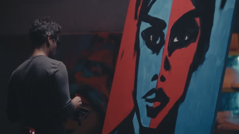 artista pintando un retrato en el estudio