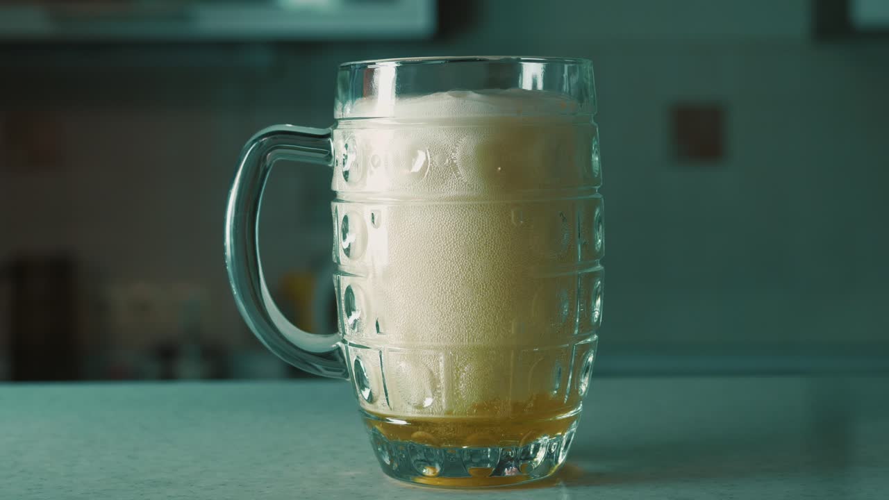 vertiendo cerveza en una taza de vidrio