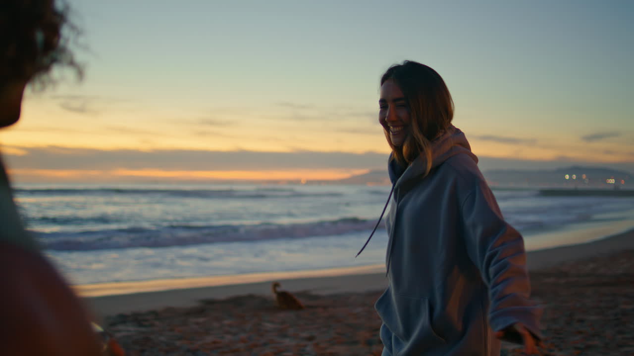 해가 지는 해변 산책을 즐기는 친구들