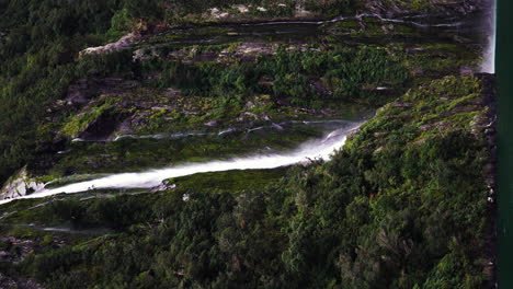 Clip-Vertical-De-Las-Cataratas-De-Stirling-En-El-Fiordo-De-Milford-Sound-En-Nueva-Zelanda