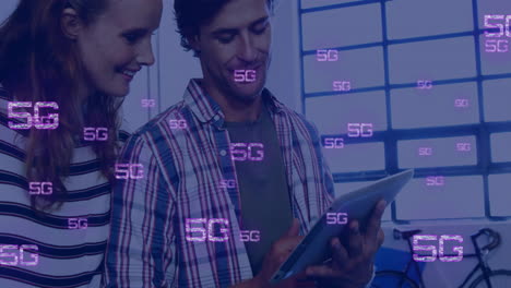 animación de iconos de 5g sobre felices colegas caucásicos masculinos y femeninos que usan tableta en una oficina casual