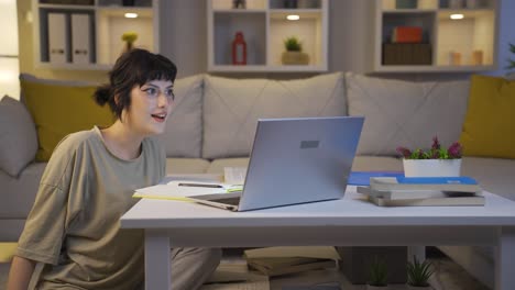 Mujer-Joven-Viendo-Una-Película-En-Una-Computadora-Portátil-Por-La-Noche.