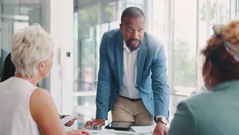 Líder-De-Negocios,-Reuniones-Y-Hombres-Con-Finanzas