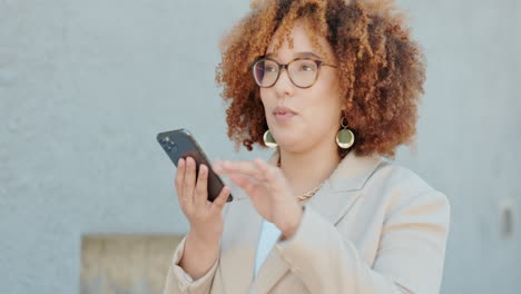 mujer de negocios, teléfono de altavoz