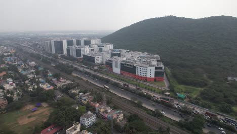 Toma-Aérea-De-Edificios-Corporativos-Cerca-De-Una-Autopista-En-La-Ciudad-India-De-Chennai.