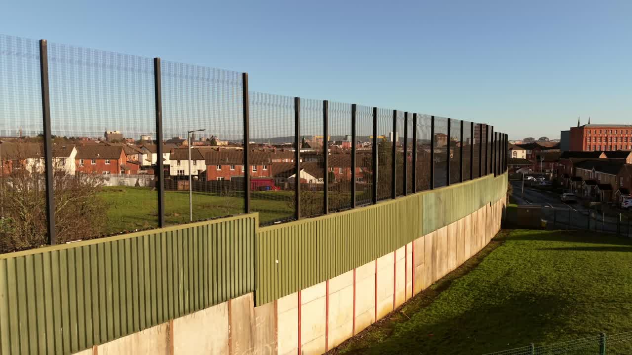 Video aereo 4K a 60 FPS della struttura Belfast Peace Wall Interface a Belfast, Irlanda del Nord. I murales esplorano le politiche dell'Irlanda del Nord e del mondo. Prodotto con colore Rec709