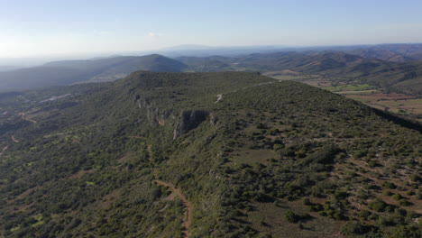 rocha da pena es una cornisa en gran parte hueca