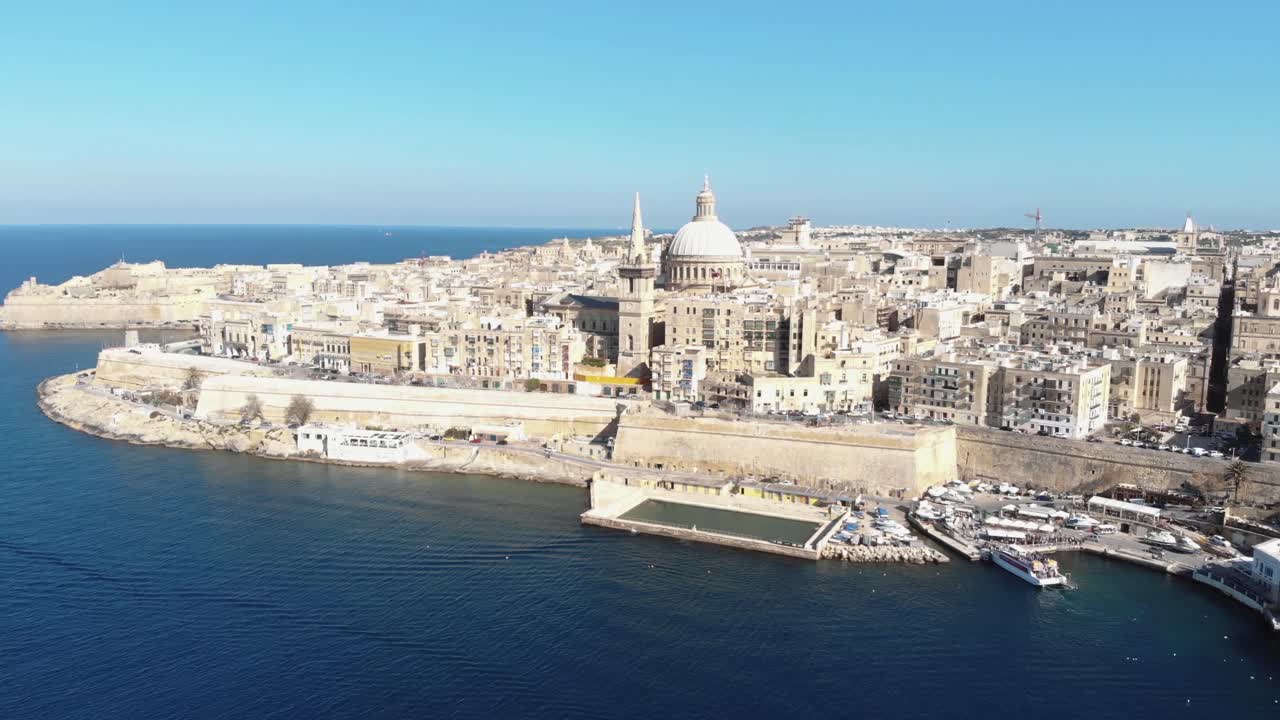 몰타의 수도인 발레타 시의 풍경적인 드론 파노라마