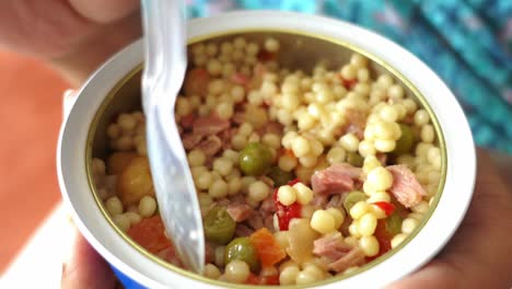 ensalada de atún enlatada con cuscús y verduras