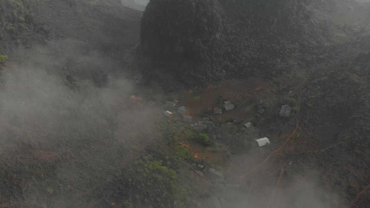pequeño pueblo local en ha giang bucle entre las montañas vietnam, aérea