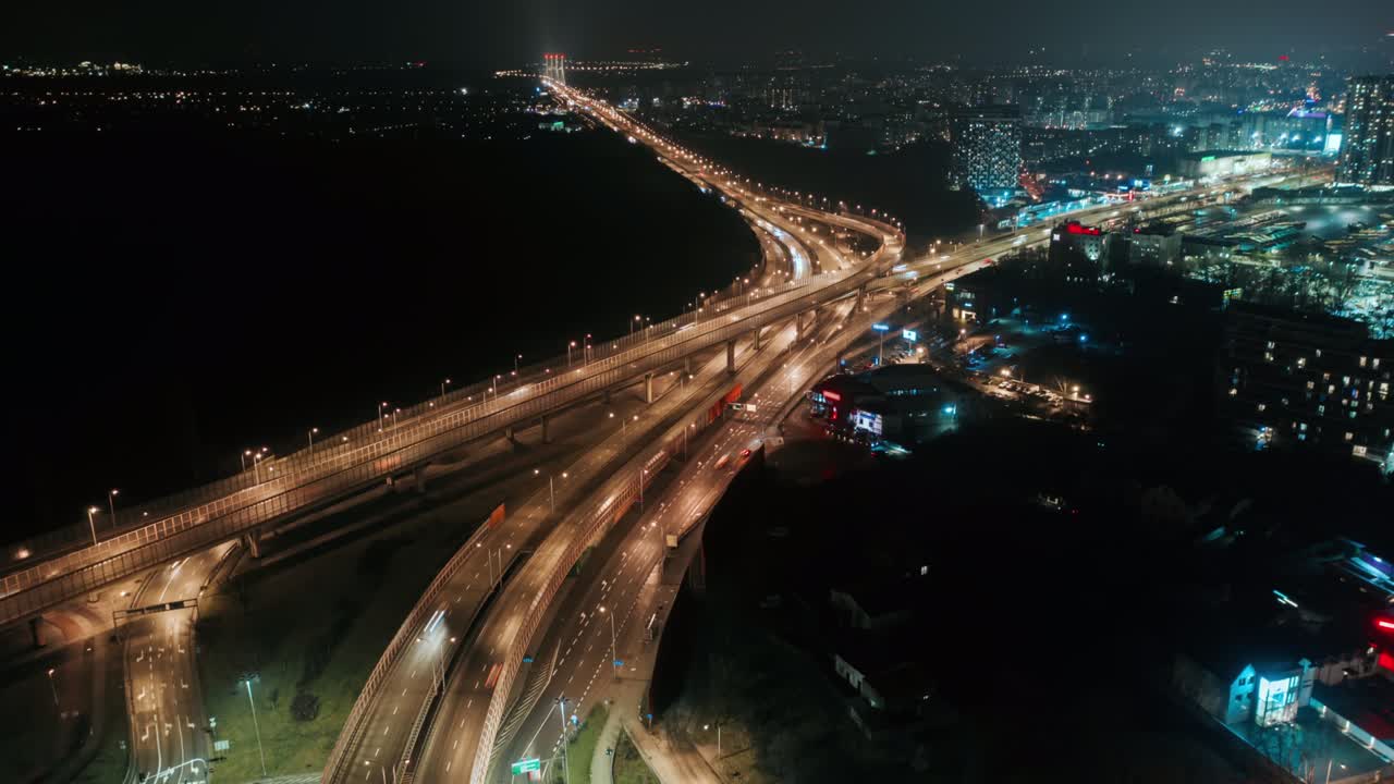 드론 타임 스 하이퍼 스 (aerial time lapse hyperlapse) - 밤에 교차로를 가로지르는 도로, 상단 뷰, 고속도로 교차로, 저녁에 대형 현대 도시, 플라이오버, 시내 풍경, 바쁜 교차로 운전