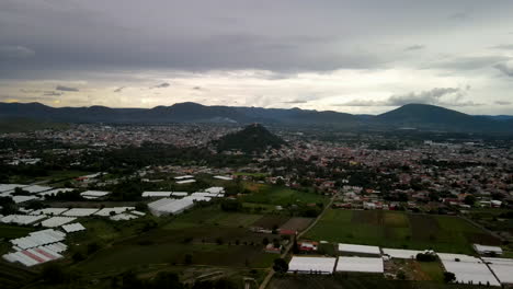 Vista-En-Serie-De-La-Iglesia-Católica-Aboce-Tormenta-Fuerte-En-Puebla,-México