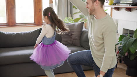 Familie,-Glücklicher-Vater-Und-Mädchen-Tanzen-Im-Wohnzimmer