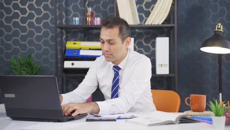 hombre de negocios hablando por facetime a través de la cámara.