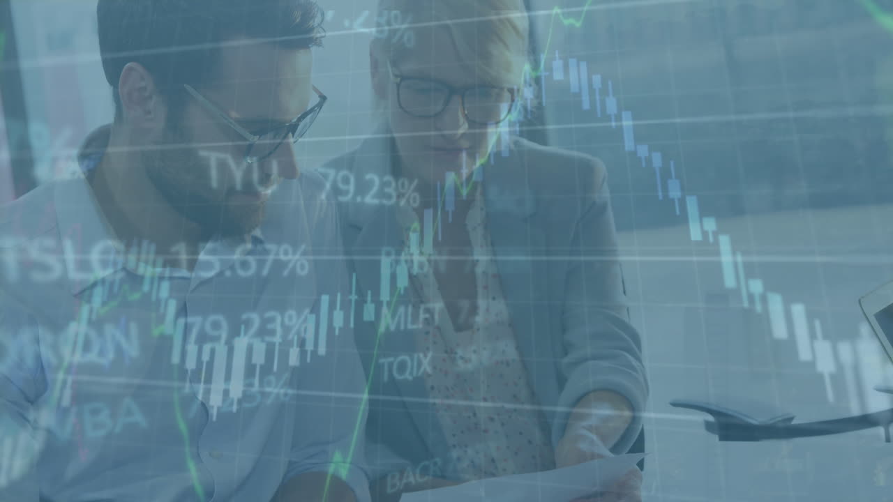 Animazione di elaborazione dati finanziari su diversi imprenditori e imprenditrici che discutono
