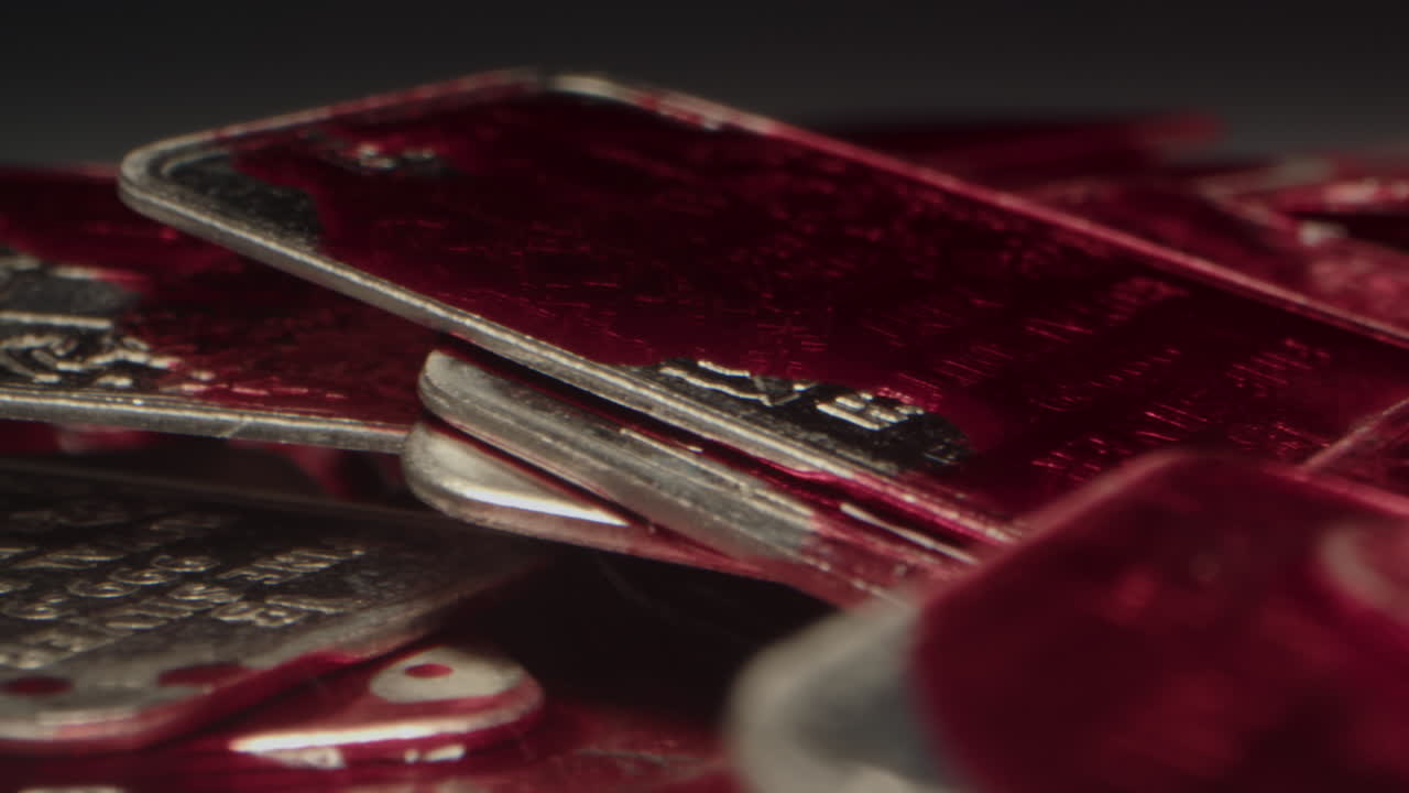 Splendida dolly macro di lingotti d'argento coperti di sangue rosso in una stanza buia