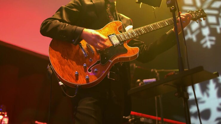 Canlı konserde solo performans sergileyen gitarist