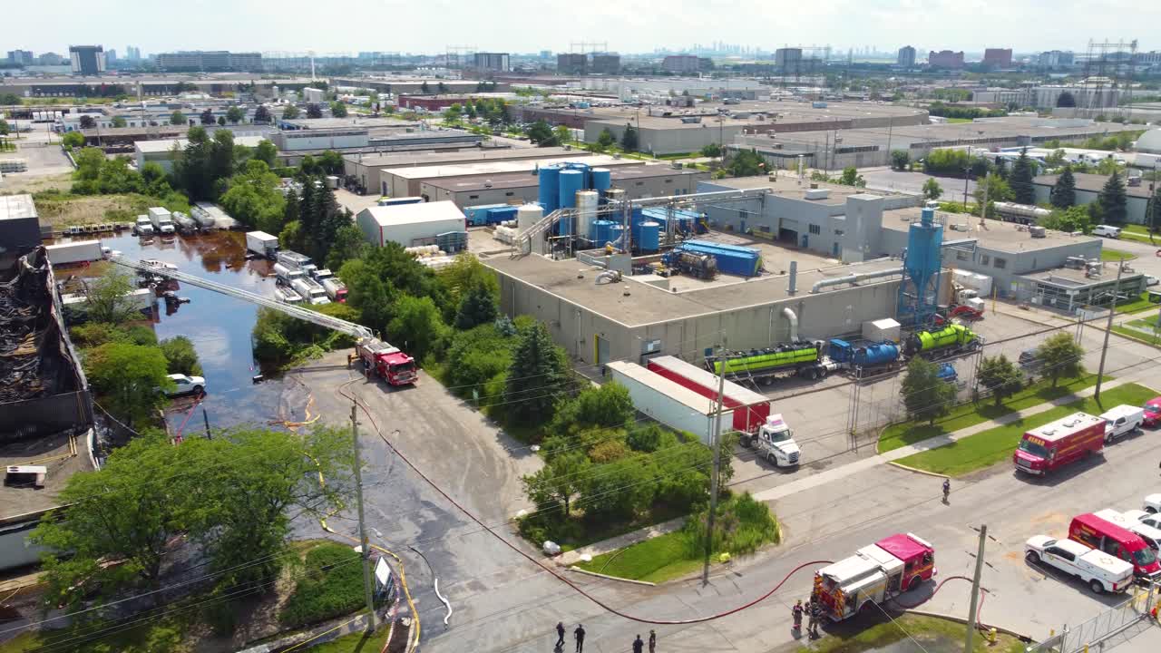camiones de bomberos en la calle cerca de la industria quemado en toronto, canadá