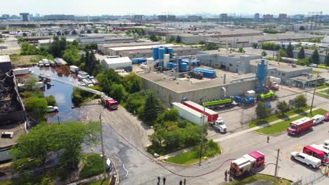 Feuerwehrautos-Auf-Der-Straße-In-Der-Nähe-Des-Abgebrannten-Industriegebäudes-In-Toronto,-Kanada