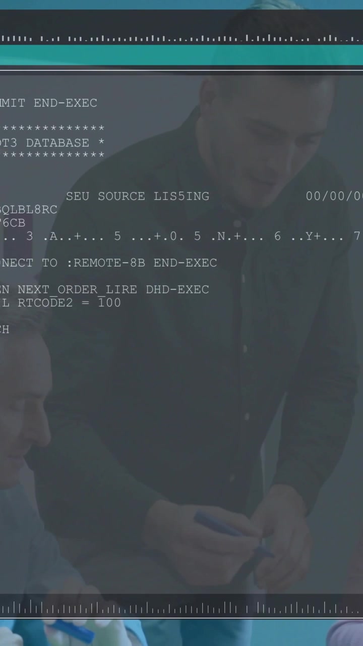 Líder inclinando-se sobre a mesa, colocando um marcador, fazendo com que uma sobreposição de terminal preencha o quadro durante uma revisão técnica.