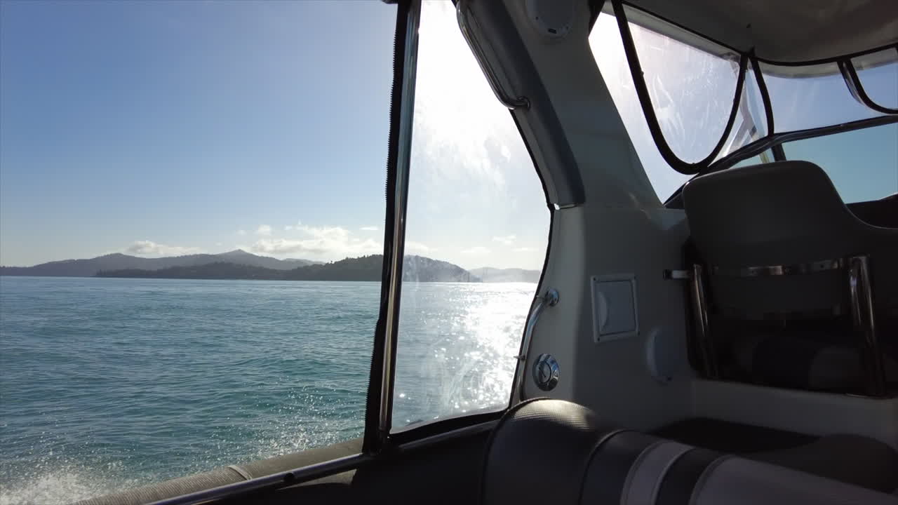 Punto di vista del passeggero da una barca che costeggia le isole Whitsunday, QLD, Australia.