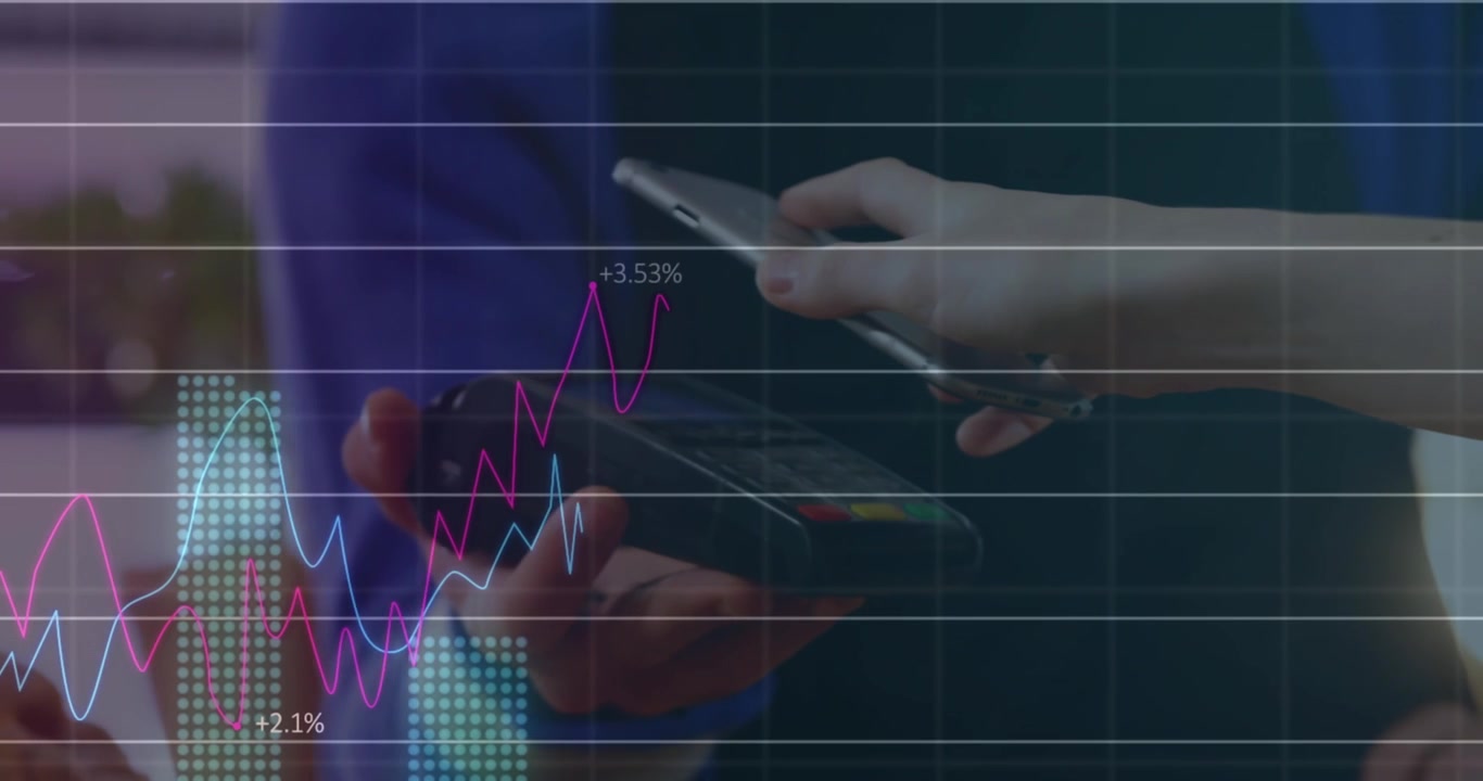 Animazione di grafici finanziari e dati sulle mani di uomini caucasici che utilizzano pagamenti wireless.
