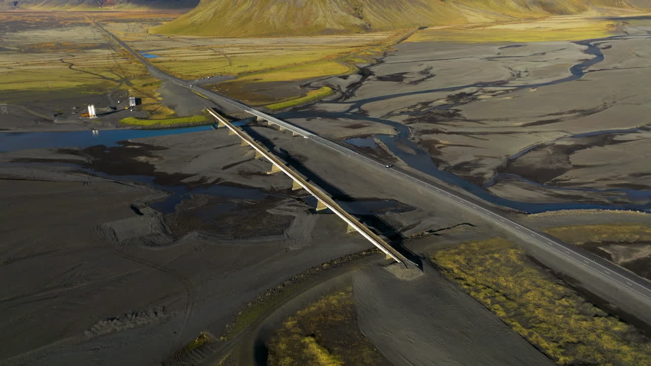 아이슬란드 의 고속도로  에 있는 로마그누푸르 산 - 드론 촬영