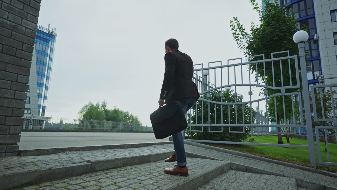 Un hombre de negocios subiendo las escaleras.