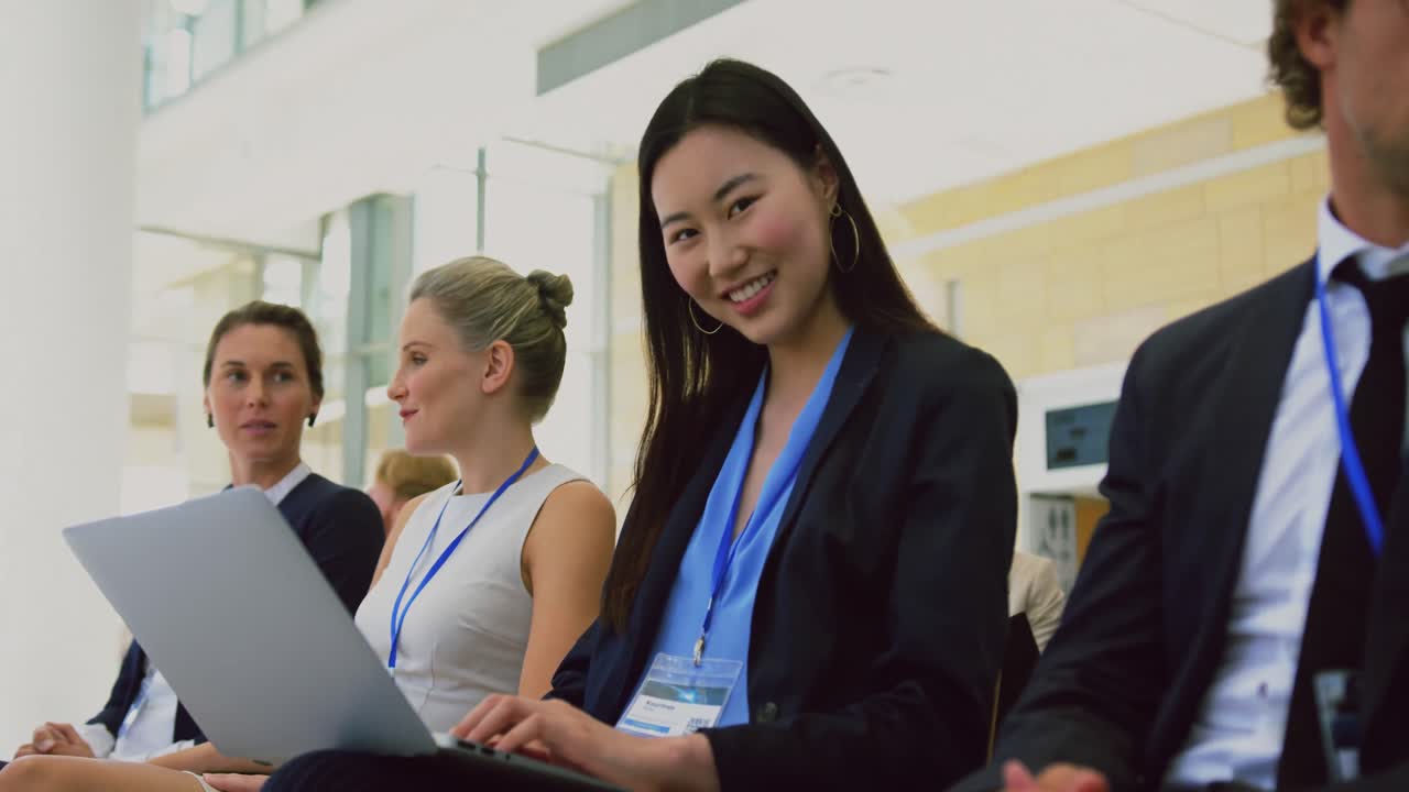 세미나 4k 동안 카메라를 보는 사업가