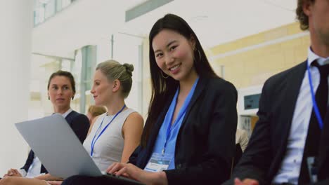 mujer de negocios mirando a la cámara durante el seminario 4k