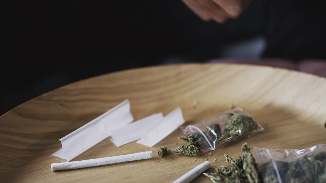 제가 계속하는 동안 음악을 듣고 있습니다.